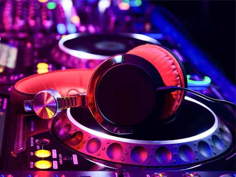 «شب موسیقی» به سراغ گرافیک پوستر و آلبوم موسیقی می رود / گلایه تهیه کننده «شب موسیقی» از مسئولان جشنواره موسیقی جوان