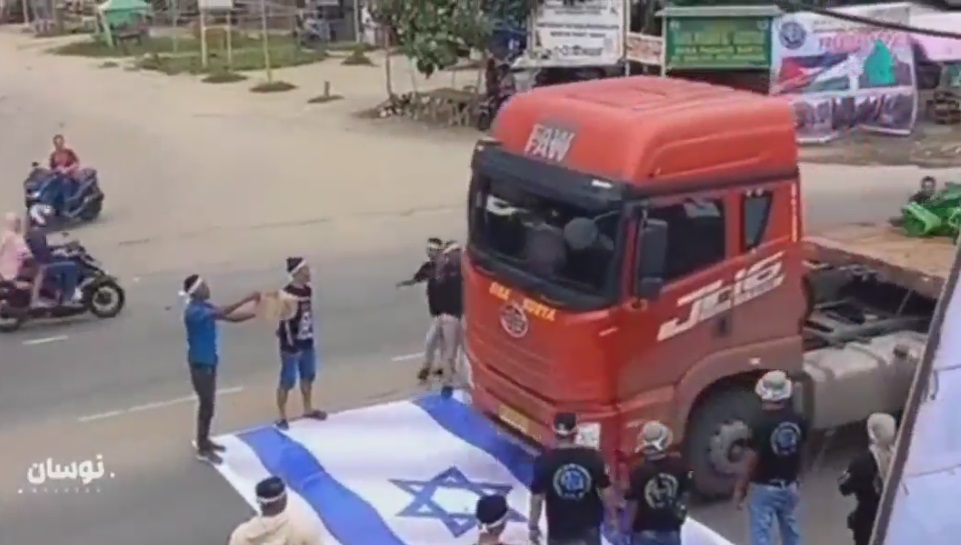 زیر گرفتن پرچم اسرائیل حالا در همه جای دنیا اتفاق می‌افتد