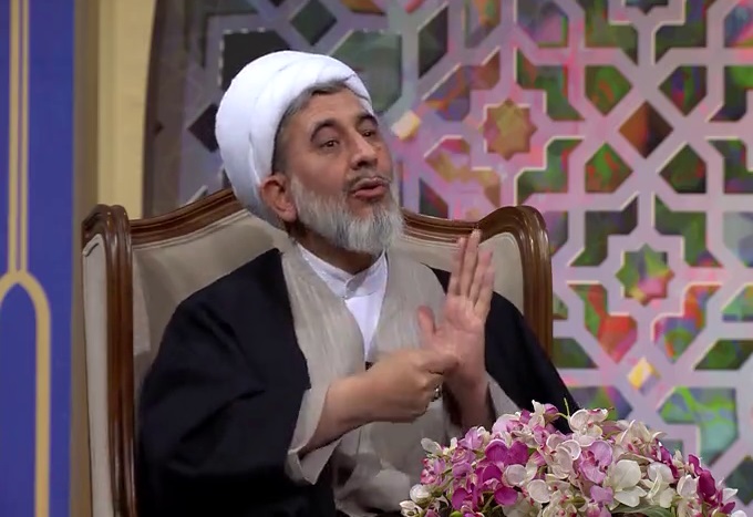 آشنایی با احکام دین را بواسطه قرآن شروع کنیم نه رساله عملیه